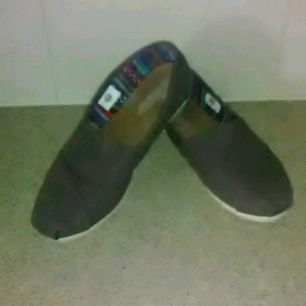 TOMS size woman 8.5